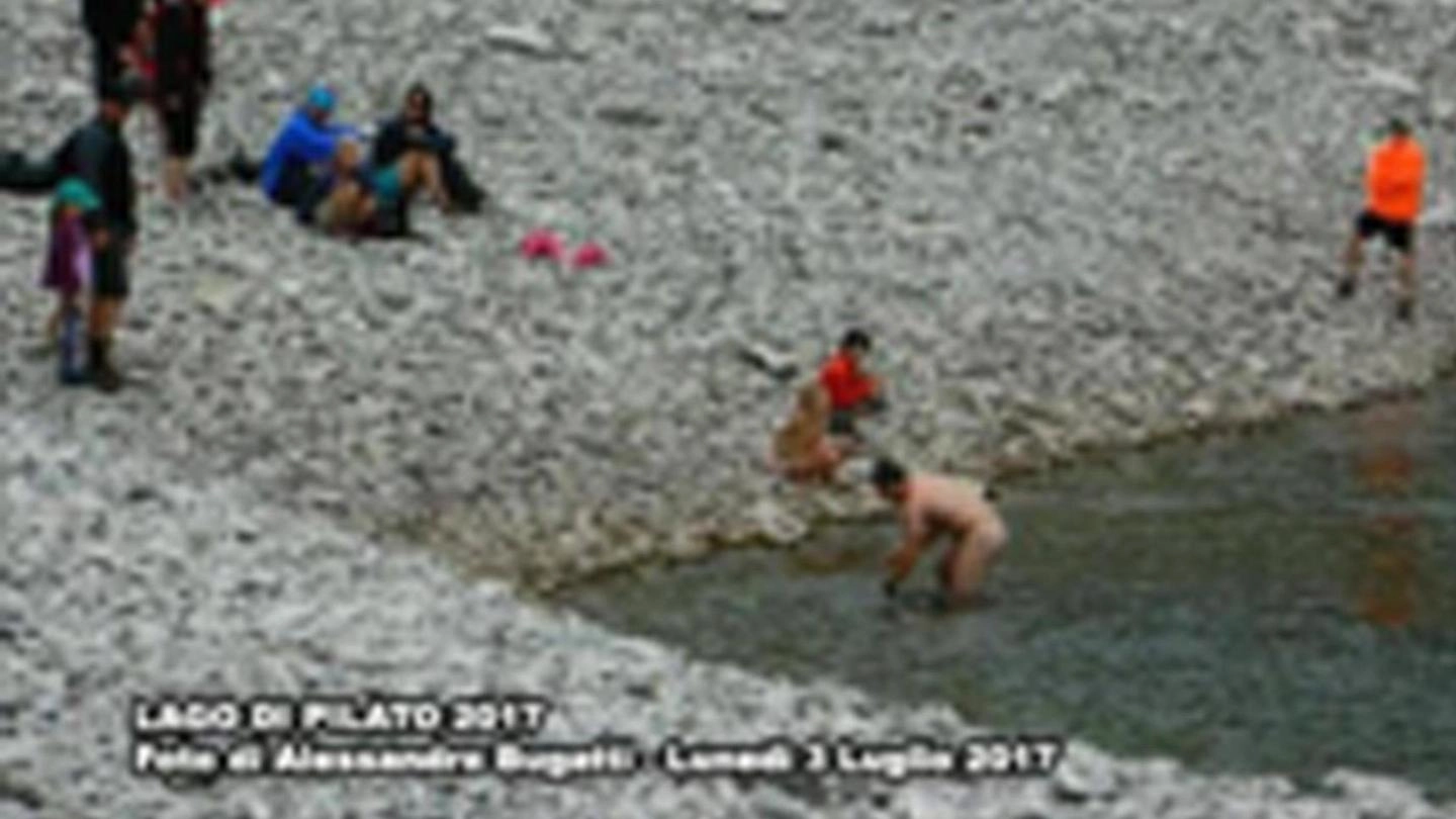 La foto sulla pagina Facebook del ‘Camoscio dei Sibillini’ (attribuita ad Alessandro Bugatti) di alcuni turisti nudi nel lago