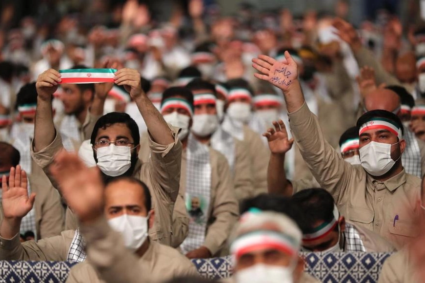 Volontari delle forse paramilitari iraniane durante un incontro con l'Ayatollah Khamenei