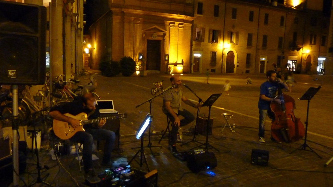 I Tritono durante un concerto in centro a Imola