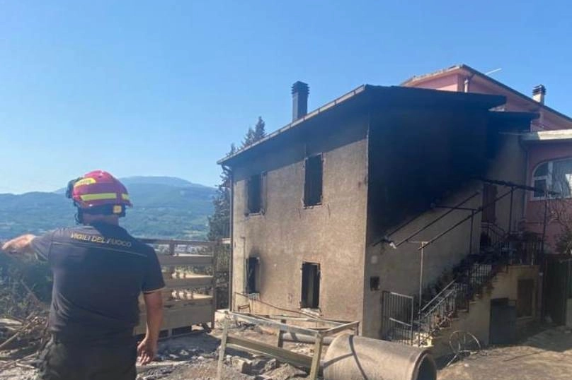 La casa a Vallevenere gravemente danneggiata dall’incendio