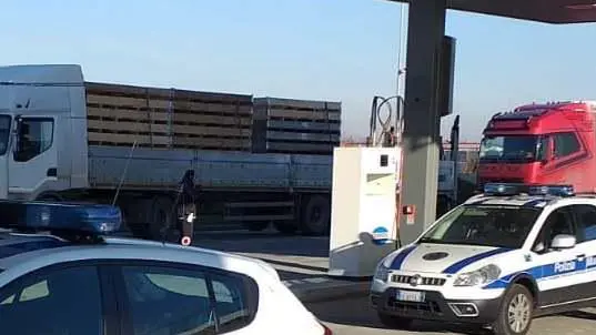 Controlli sui mezzi pesanti, cinque camionisti multati