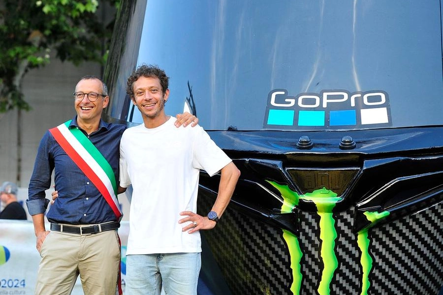 Valentino e il sindaco Ricci accanto al casco gigante (foto Luca Toni)