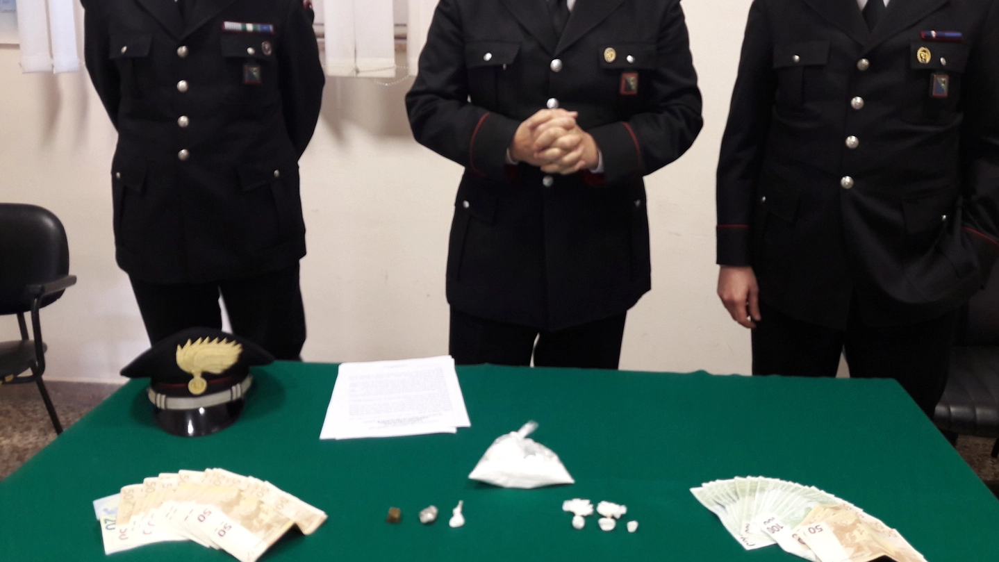La droga e il denaro sequestrati dai carabinieri 