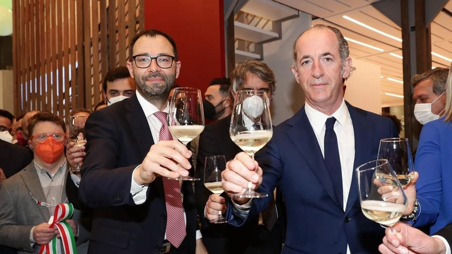 Patuanelli e Zaia brindano a Vinitaly con un bicchiere di Prosecco