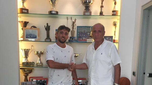 Luca Pesaresi con il presidente dei Crabs, Luciano Capicchioni