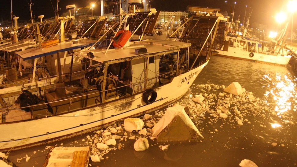 Ancona, la nava Superfast affonda sette pescherecci a causa del maltempo (Foto Antic)