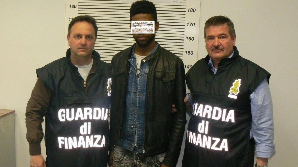 I finanzieri della Tenenza di Porto Recanati con il 20enne arrestato