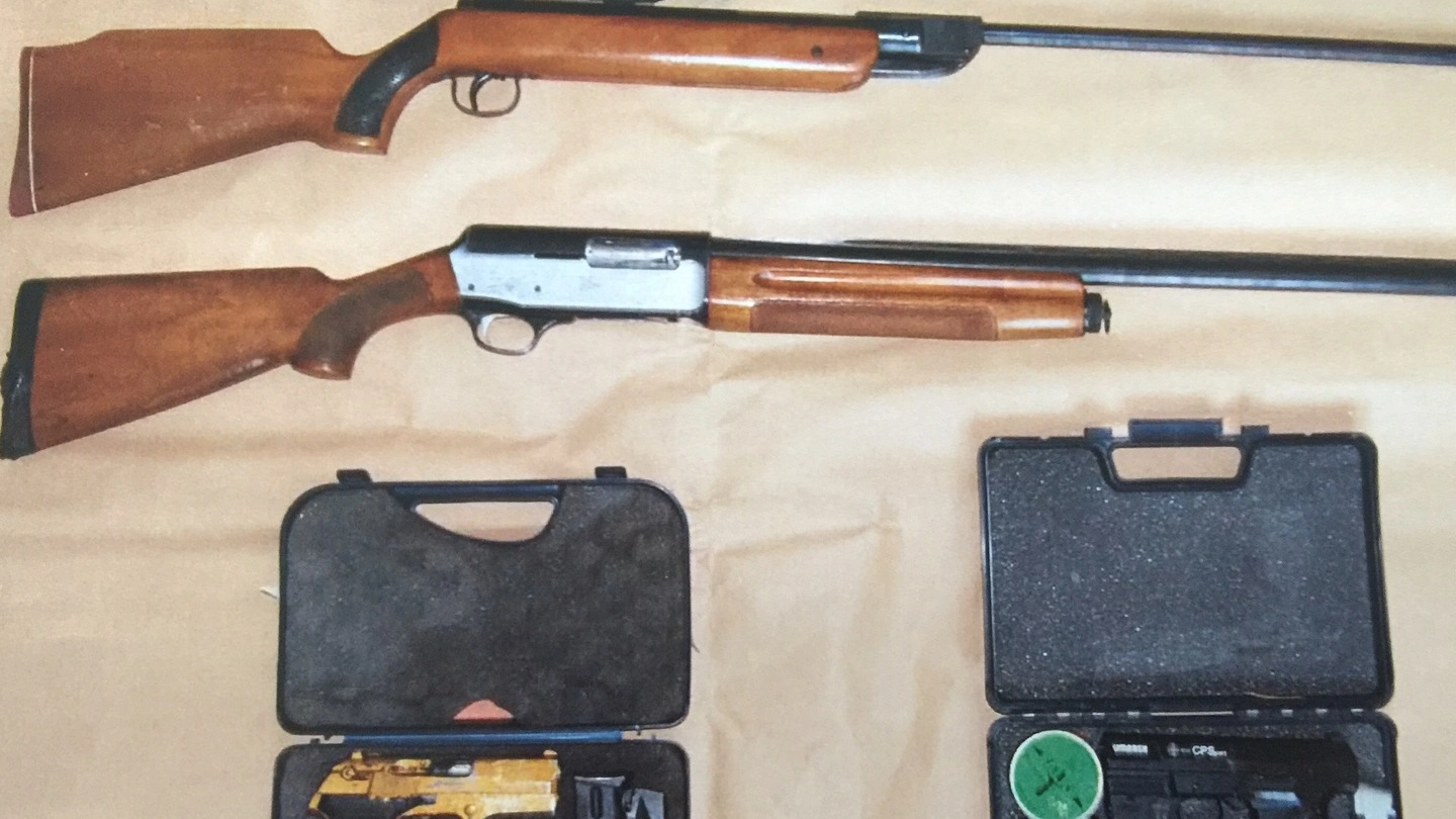 Le armi sequestrate dalla polizia al cittadino che ha impugnato il fucile nel corso di una lite con i vicini di casa