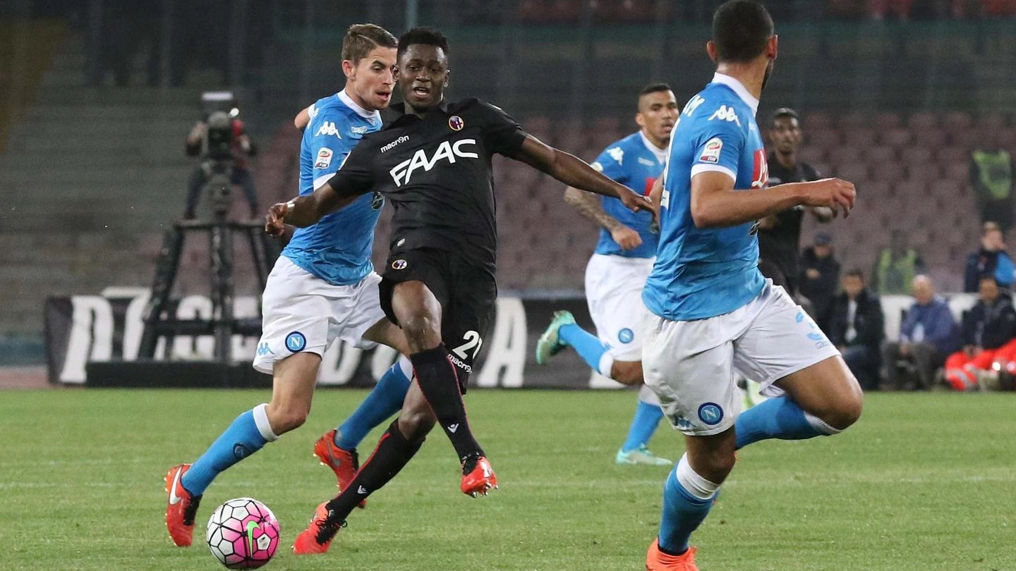 Amadou Diawara, al centro, in azione contro il Napoli, che da oggi è la sua nuova squadra (Ansa)