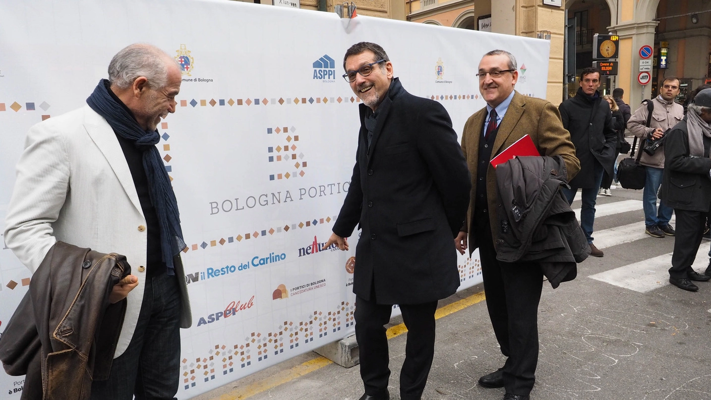 Da sinistra, Enrico Rizzo (Asppi), il sindaco Virginio Merola e il presidente di Anaci davanti al primo cantiere tra via Indipendenza e via Righi