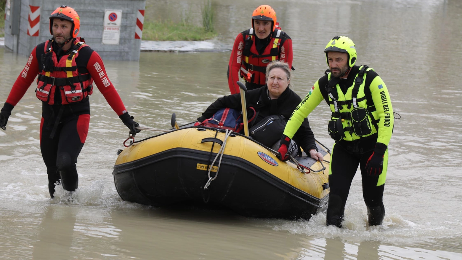 L'alluvione a Faenza, anziana portata in salvo