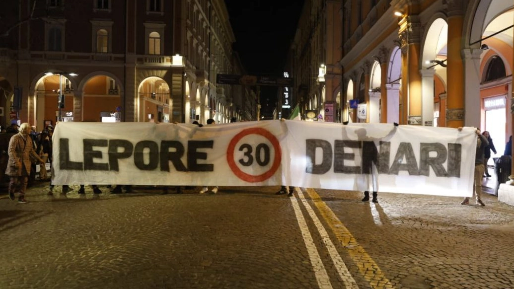 Striscione di protesta contro città 30 a Bologna, il 2 febbraio 2024