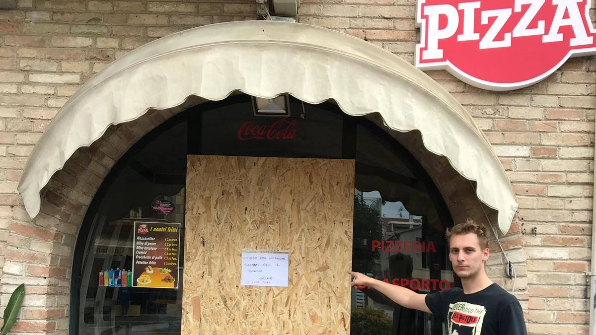Le auto sono finite contro un cestino dell’immondizia ha distrutto la porta della pizzeria