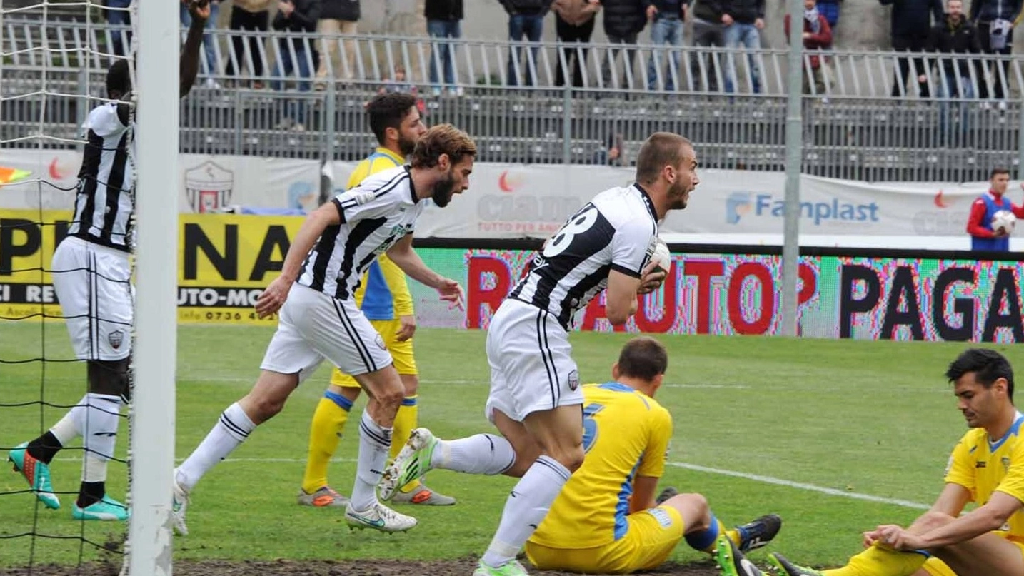 Ascoli-Carrarese: l’esultanza dopo il gol di Perez (Foto Labolognese)