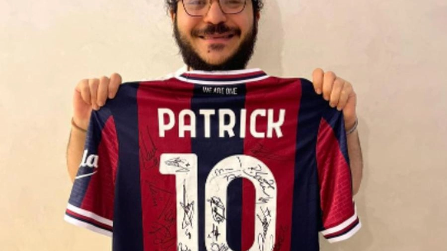 Patrick Zaki con la maglia del Bologna 