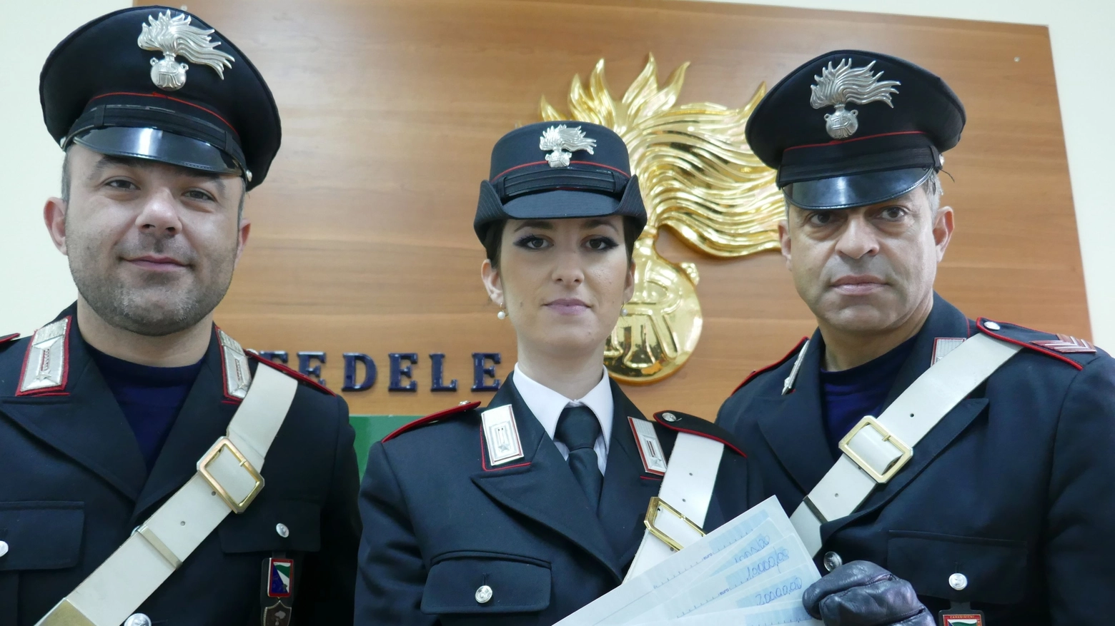I carabinieri mostrano gli assegni che la donna era riuscita a farsi staccare