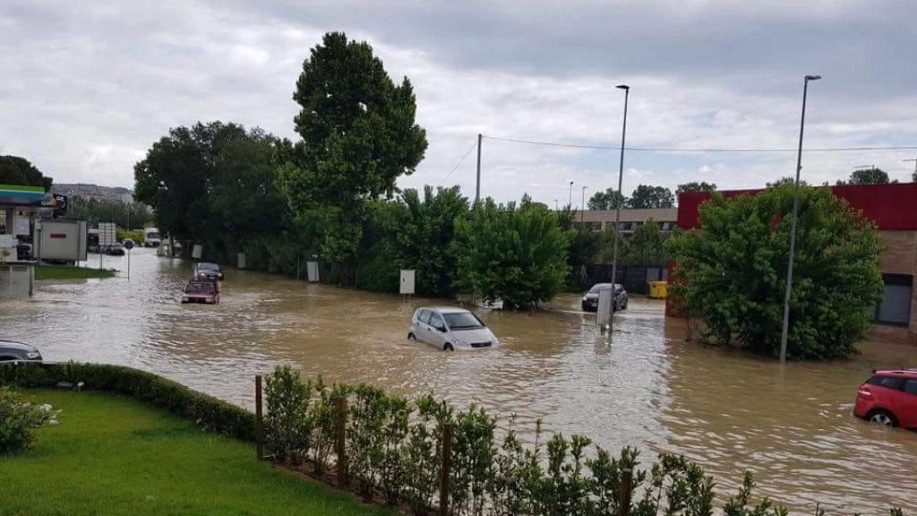 Maltempo ad Ancona: auto sommerse dall'acqua (Foto Ansa)