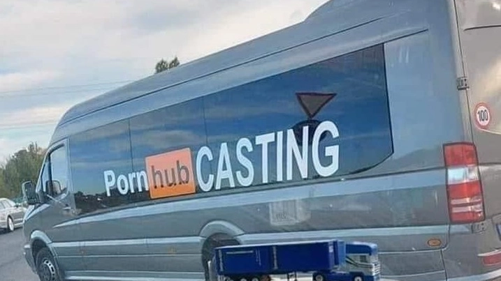 Il camper con la scritta "Pornhub"