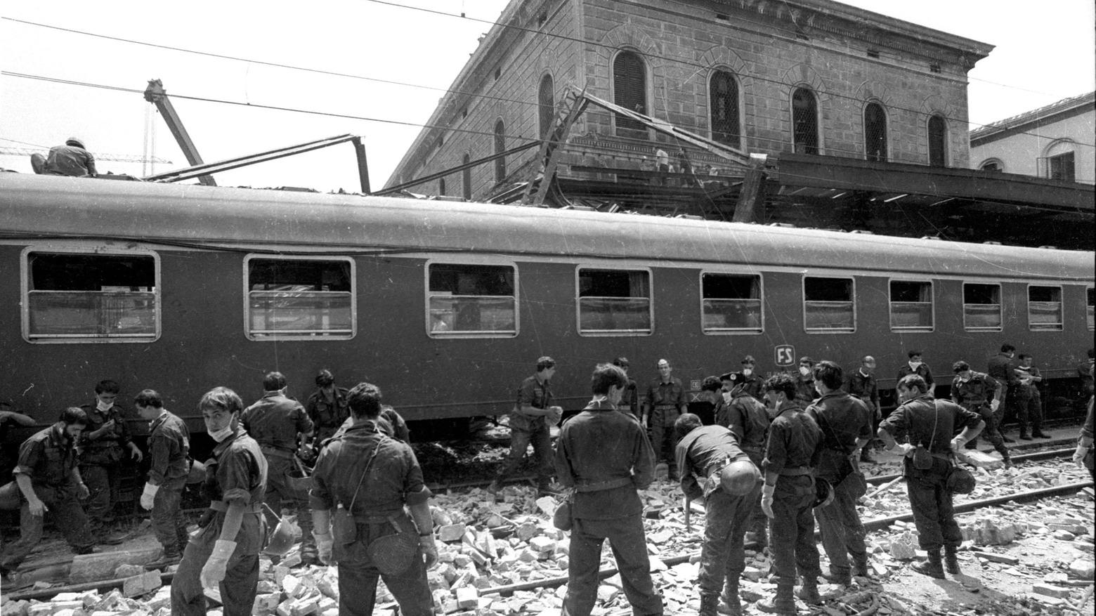 Bologna, la strage del 2 agosto 1980: soccorritori al lavoro (Foto Ansa)