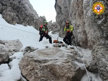 Incidente in cordata sulle Piccole Dolomiti: muore vigile di 26 anni, grave la compagna