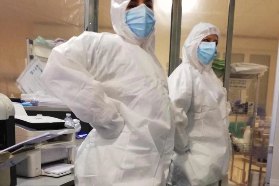 Due sanitari dell’ospedale di Imola dopo aver indossato le protezioni di sicurezza