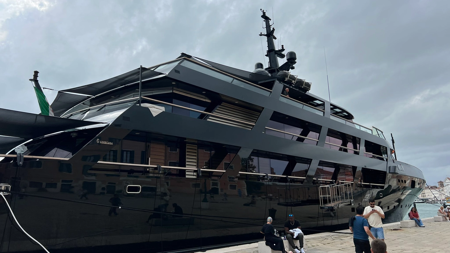 Venezia, è arrivato lo yacht di Giorgio Armani: 65 metri per gli ospiti ...