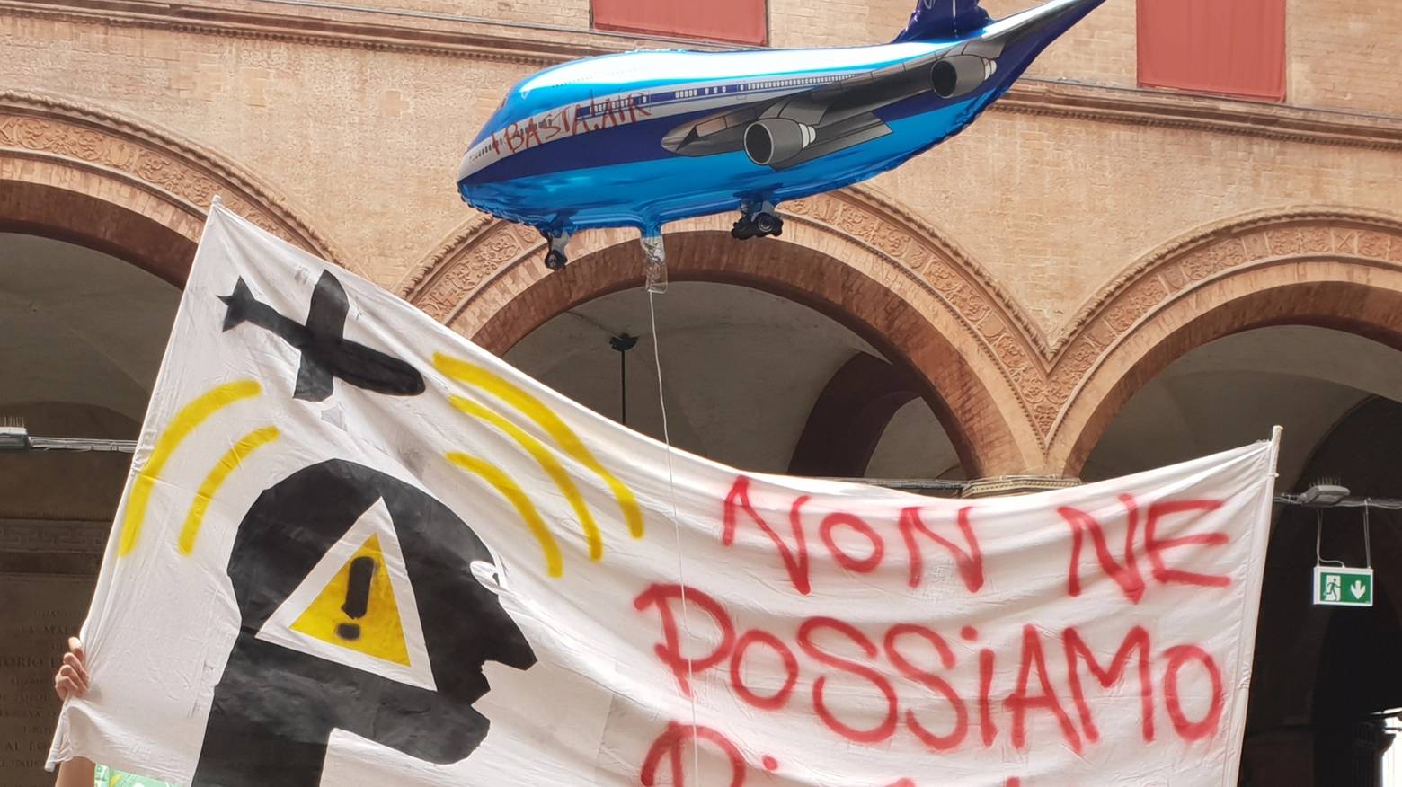 Aeroporto Bologna, la protesta del comitato (foto Dire)
