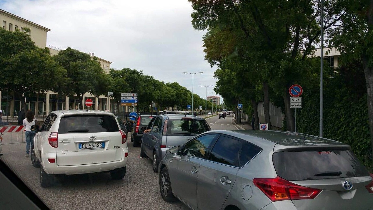 Rimini, le auto incolonnate nella via d’accesso al pronto soccorso 
