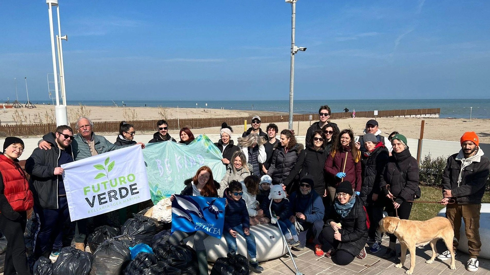 Spiaggia ripulita dai volontari  "Raccolti 200 kg di rifiuti"