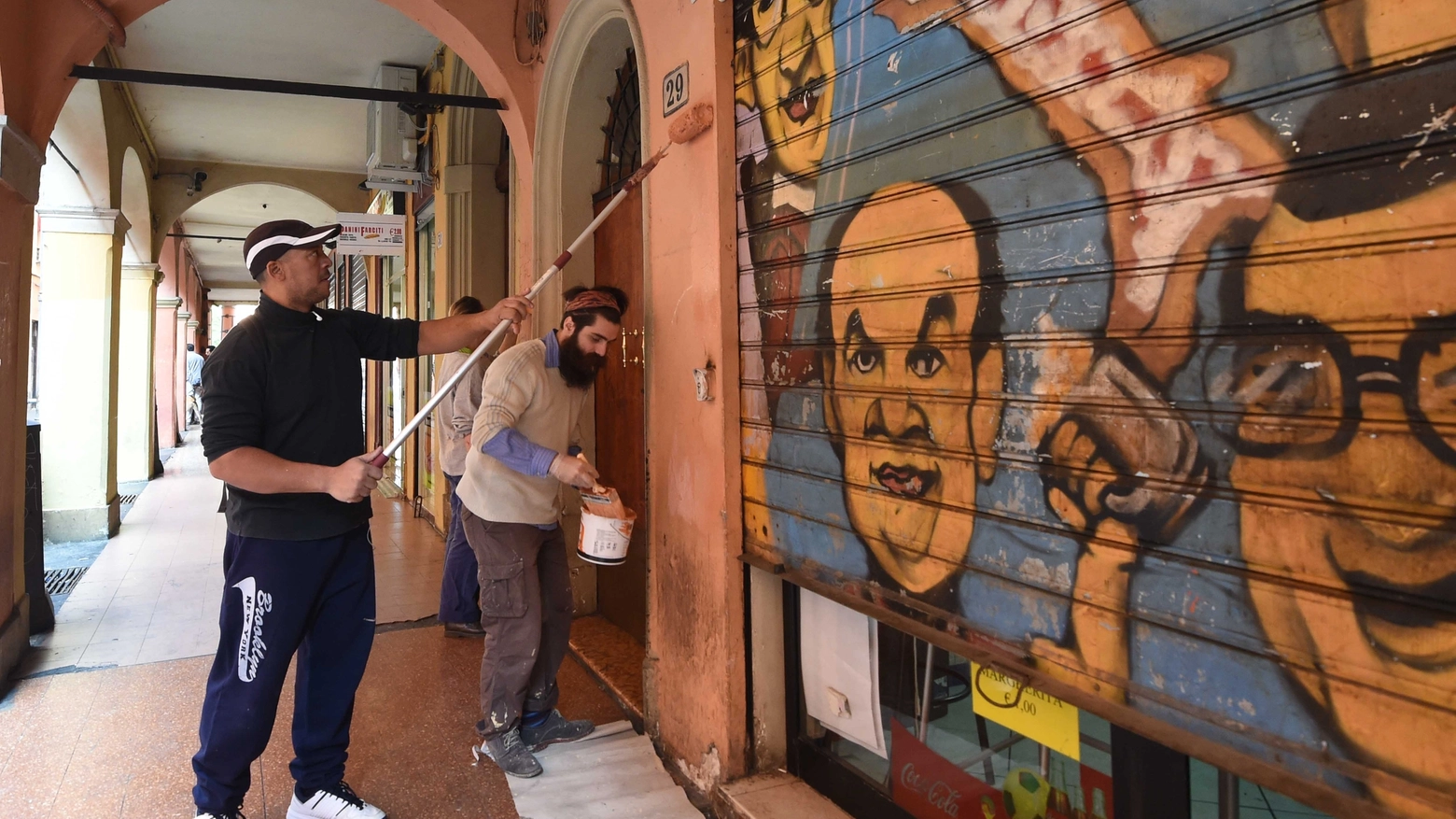 La pulizia dei muri in via Petroni (foto Schicchi)