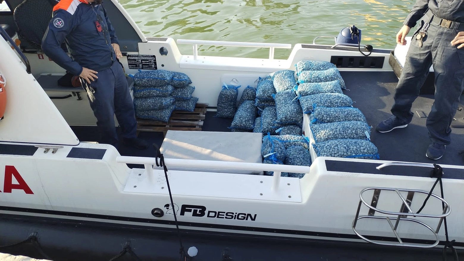 La Guardia costiera ha sorpreso un’imbarcazione raccogliere quintali di molluschi a meno di 300 metri da riva