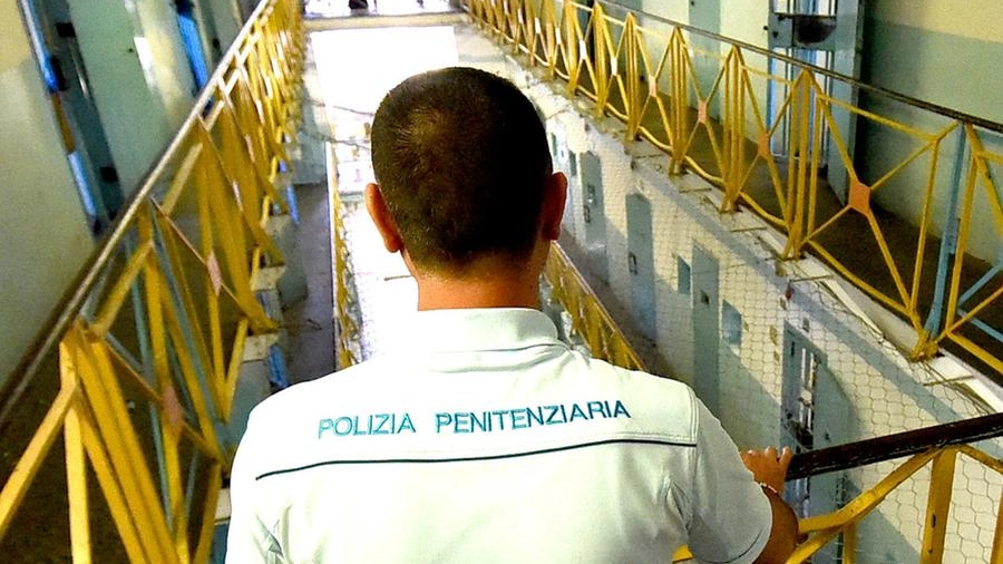 Un agente di polizia penitenziaria in servizio in una casa circondariale (foto di repertor