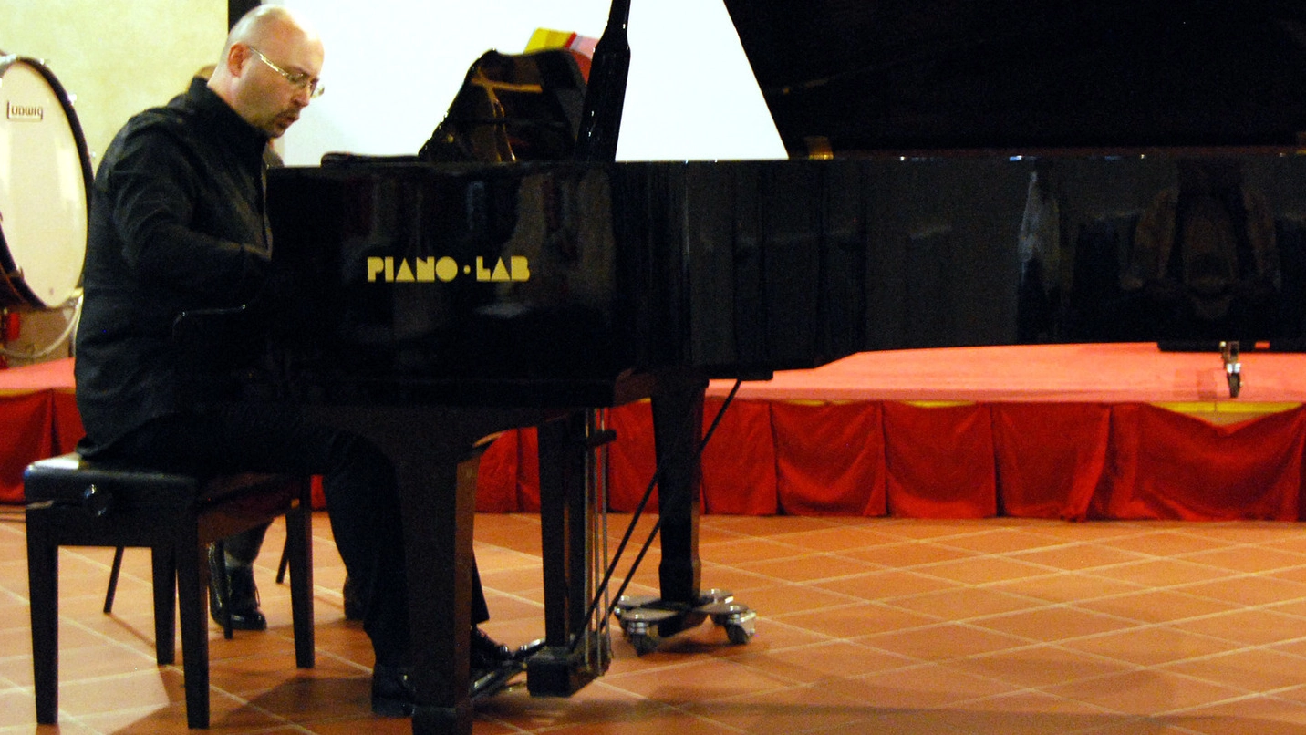 Il pianista avellinese Gianluca Di Donato, che torna a suonare a Ferrara nel bel giardino di Marfisa d’Este