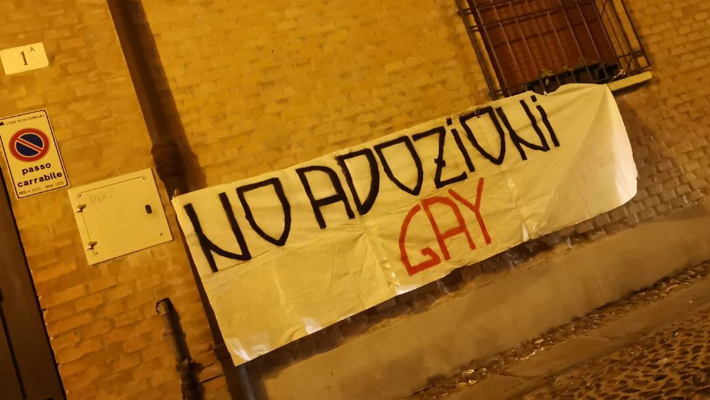 Lo striscione affisso nella notte davanti alla casa del sindaco Tagliani