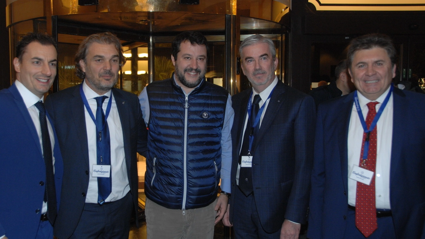 Il leader leghista era invitato all’hotel Globus dall’associazione regionale. Ai piccoli imprenditori: "Prometto un’Emilia-Romagna con meno burocrazia"