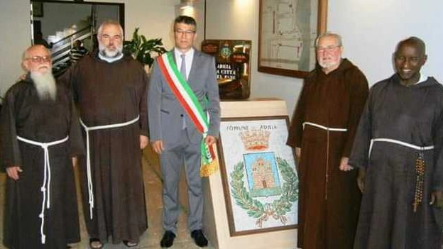 Primo da  destra, frate Valentino quando era ad Adria (Foto Braghin)