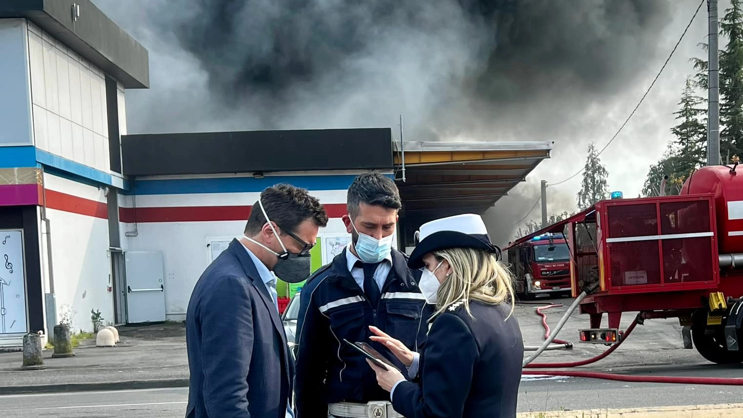 Il sindaco di Parma Michele Guerra sul luogo dell'incendio nell'area dell'ex Salamini