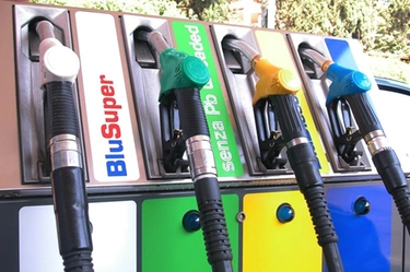 Sconto benzina e diesel quasi dimezzato da dicembre: la bozza del decreto