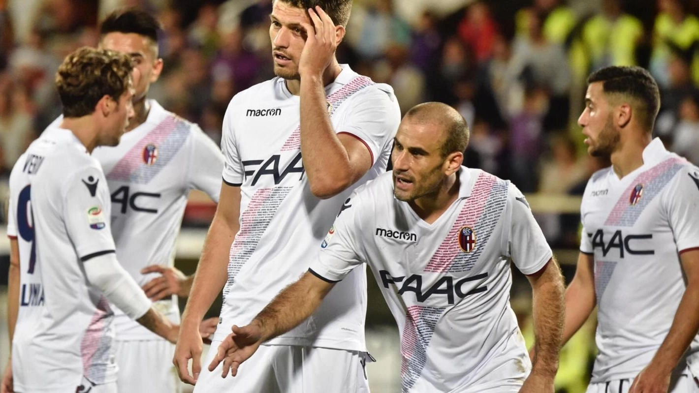 I giocatori del Bologna festeggiano il gol contro la Fiorentina (foto Ansa)