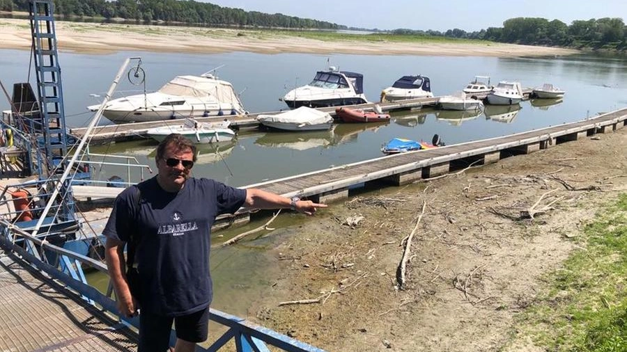 Il vicepresidente del circolo canottieri  Vito Vavalle mostra le barche ferme