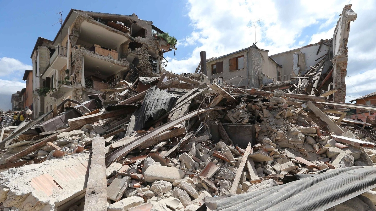 Uno dei tanti edifici crollati nel centro di Amatrice, paese nel  rietino