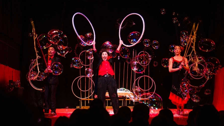 Tra giochi e coreografie nelle Marche arriva il 'Circo delle bolle'
