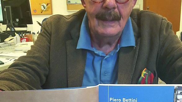 Piero Bettini mostra la foto di suo padre libraio