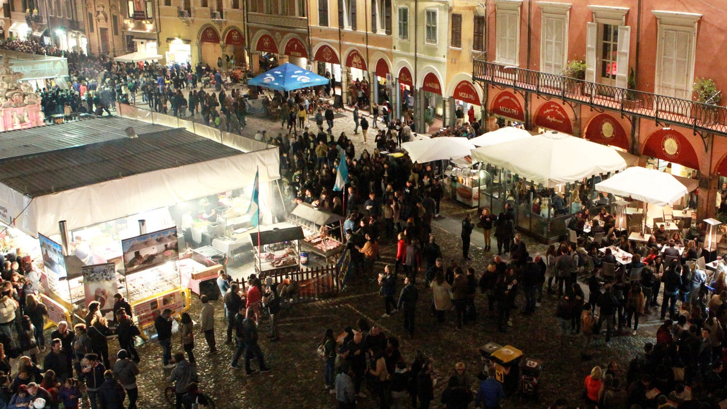 Il Festival internazionale del cibo in piazza del Popolo e piazza Amendola (Foto Ravaglia)