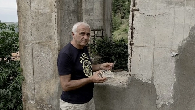 Alessandro Bonafede, cittadino di Ripoli, mostra i calcinacci del viadotto Rio Piazza 