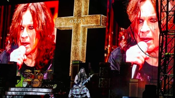 Ozzy Osbourne sul palco (dall'account Instagram fieldsofgrungitude)
