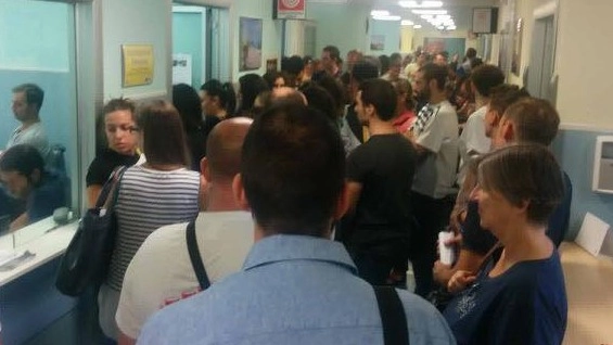 Terremoto, folla in ospedale a Rieti per donare il sangue (foto Dire)
