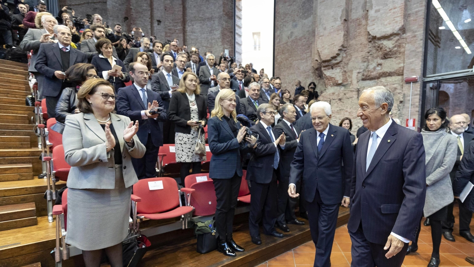 Tutti in piedi per Mattarella e il presidente del Portogallo (foto Ansa)