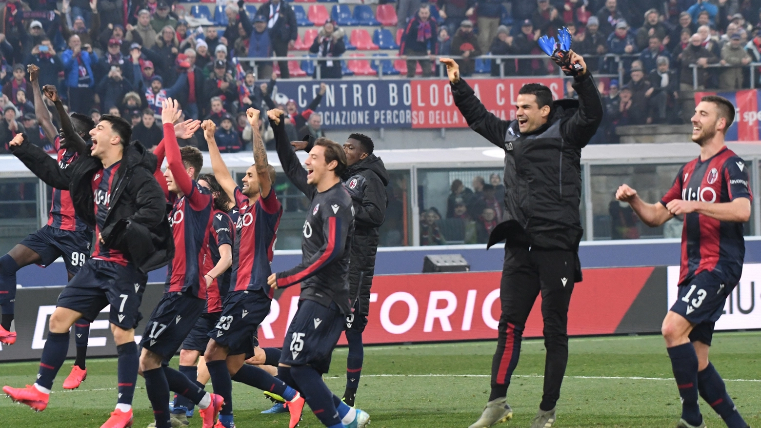 Il Bologna festeggia la vittoria sotto la curva (foto Schicchi)