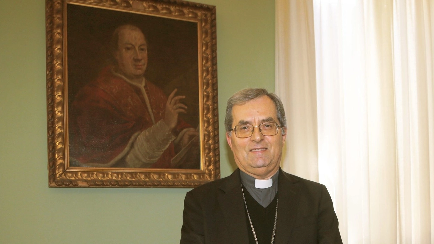Il vescovo di Cesena-Sarsina Regattieri davati al dipinto si Pio VI nella sede curiale